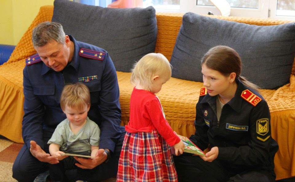 В Тверском регионе сотрудники следственного управления продолжают поздравлять подшефных детей с новогодними праздниками