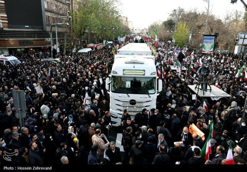 Аббас Джума: Гигантская толпа иранцев на похоронах сотрудников полиции в Тегеране Аббас Джума: Гигантская толпа иранцев на похоронах сотрудников полиции в Тегеране
