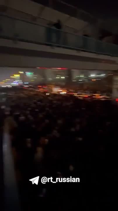 Сотни протестующих на улицах: видео из Тегерана публикуют в сети