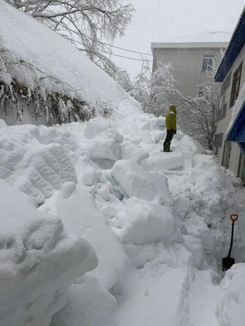 Сугробы до вторых этажей зданий и предупреждающие сирены: Камчатка по-прежнему парализована из-за мощнейшего снегопада Сугробы до вторых этажей зданий и предупреждающие сирены: Камчатка по-прежнему парализована из-за мощнейшего снегопада