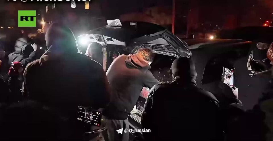 Протестующие в Миннеаполисе начали вооружаться: взломали авто иммиграционной службы (ICE) и забрали огнестрел