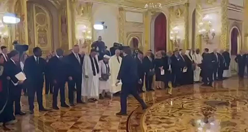 Мастер-класс сотрудника протокола президента как правильно ходить по Кремлевскому паркету