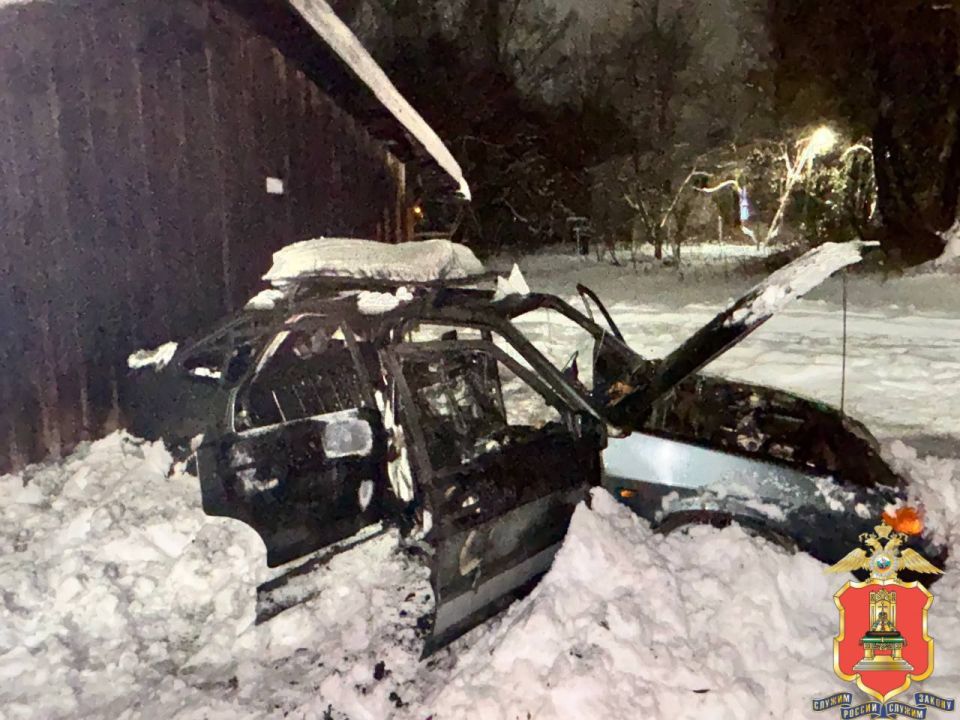 В полиции рассказали, почему в Кимрах в сугробе сгорела машина