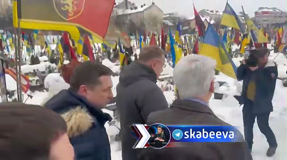 Президенту Чехии Петру Павлу показывают результаты ‘чешской инициативы по боеприпасам для Украины’ на кладбище во Львове