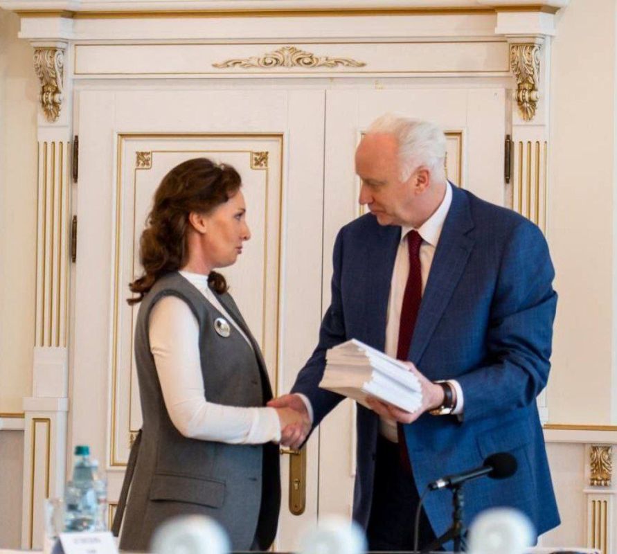 Анна Кузнецова: Уважаемый Александр Иванович, дорогие сотрудники и ветераны Следственного комитета России! От всего сердца поздравляю Вас с юбилеем образования ведомства!