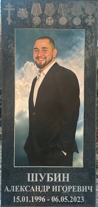 Захар Прилепин: Саше Злому - 30.. Юбилей у него был бы. Помню, Злой в каком-то допотопном фотошопе сделал из своего фото себя старым стариком. Весьма, надо сказать, неприятное, поношенное получилось лицо, лет на девяносто