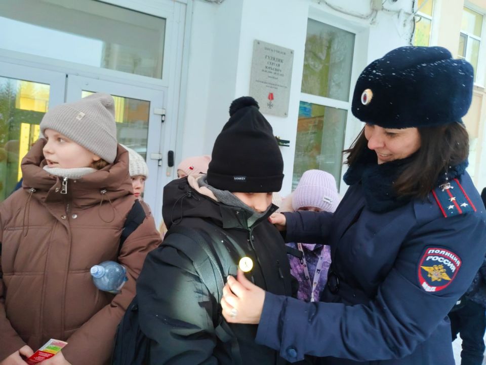Тверские Госавтоинспекторы провели акцию «Засветись. Стань ярче!» для ребят из средней школы № 30