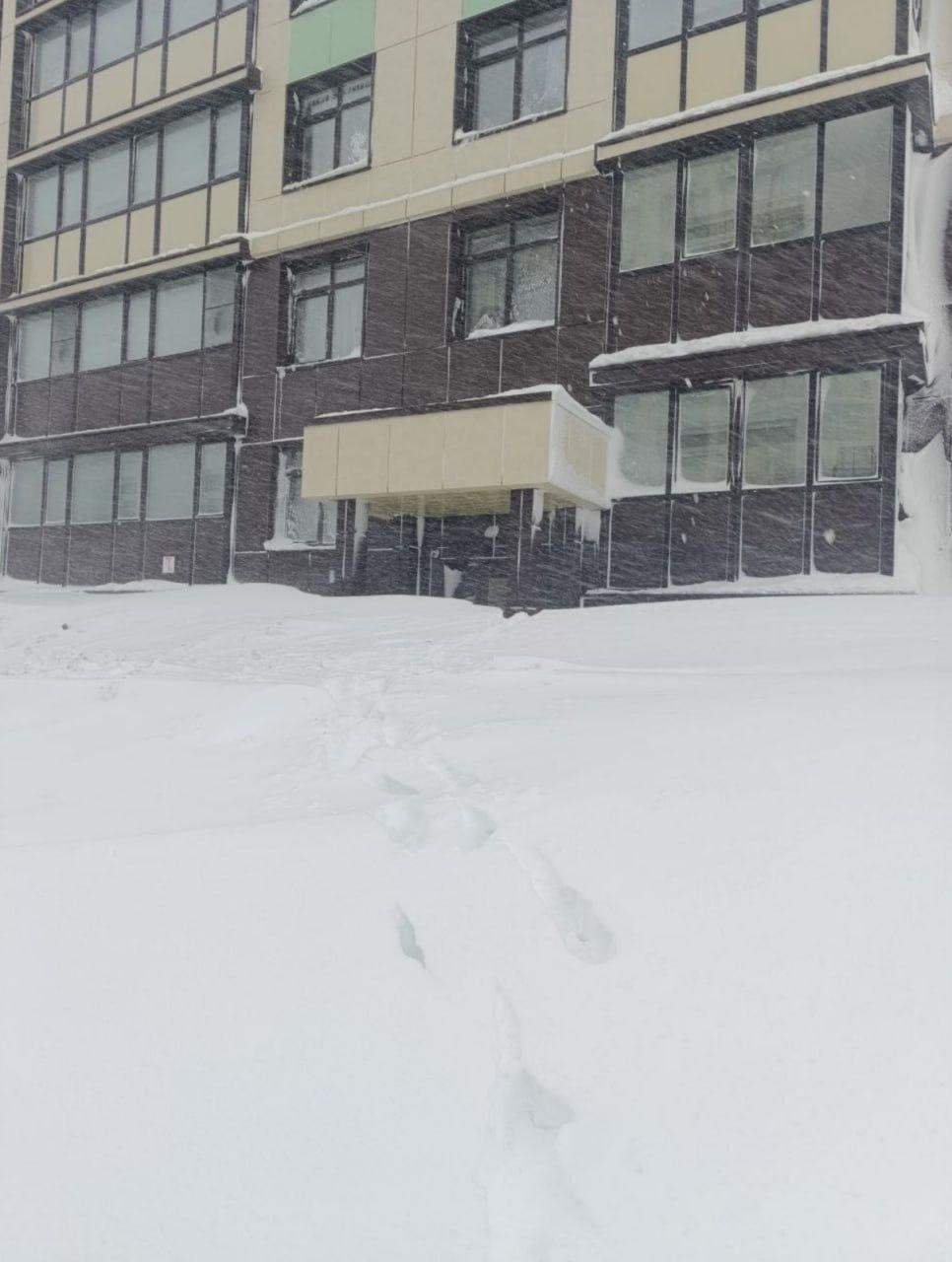 Сугробы до вторых этажей зданий и предупреждающие сирены: Камчатка по-прежнему парализована из-за мощнейшего снегопада Сугробы до вторых этажей зданий и предупреждающие сирены: Камчатка по-прежнему парализована из-за мощнейшего снегопада