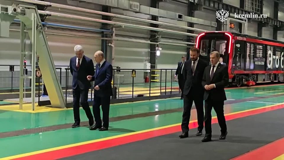На площадке электродепо «Аминьевское» в Москве Владимир Путин осмотрел выставку, посвящённую развитию российских автономных систем