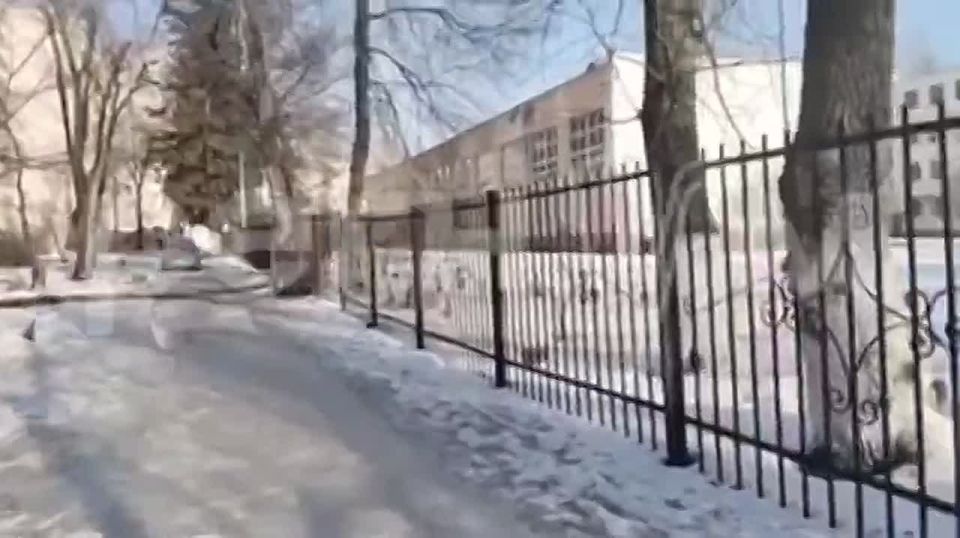 Марина Ахмедова: Родители воронежской школы, куда ученица пронесла нож и "искала учительницу ОБЖ", очень переживают - в школе им сказали, что не имеют права исключать девочку, но надеются, что ее мама ее сама переведет