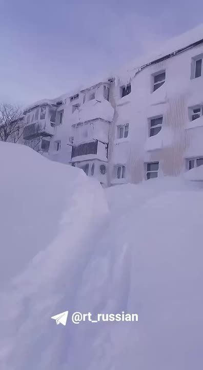 Многоэтажку замело так, что не видно несколько этажей