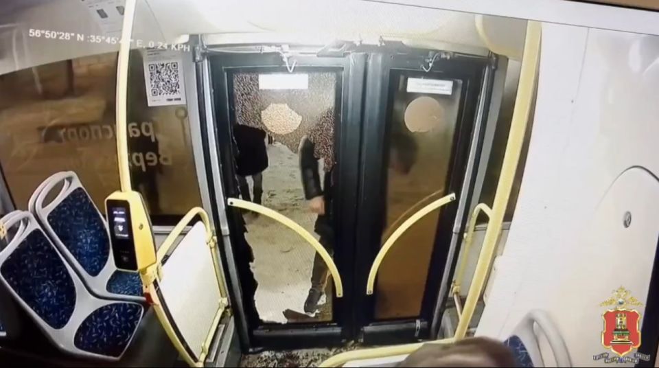 Статья за разбитое стекло в автобусе: в Твери полицейские разыскали и привлекли к ответственности злоумышленника