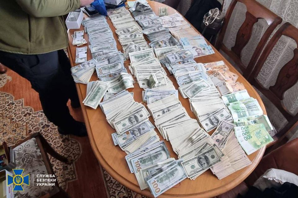 Более $300 тыс. нашли у главы военкомата в Днепропетровской области при обыске