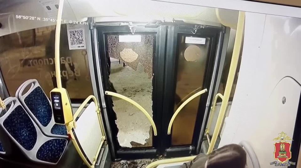 Когда нервы сдали: в Твери мужчина не успел на автобус и разбил дверь