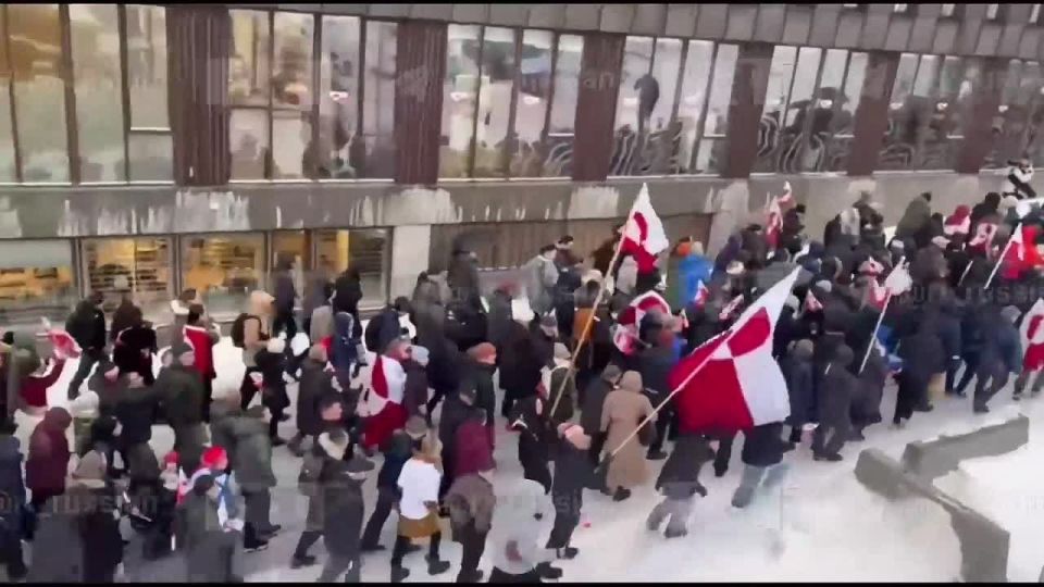 Огромная колонна из нескольких тысяч протестующих против планов США по захвату Гренландии: жители Нуука направились к американскому консульству