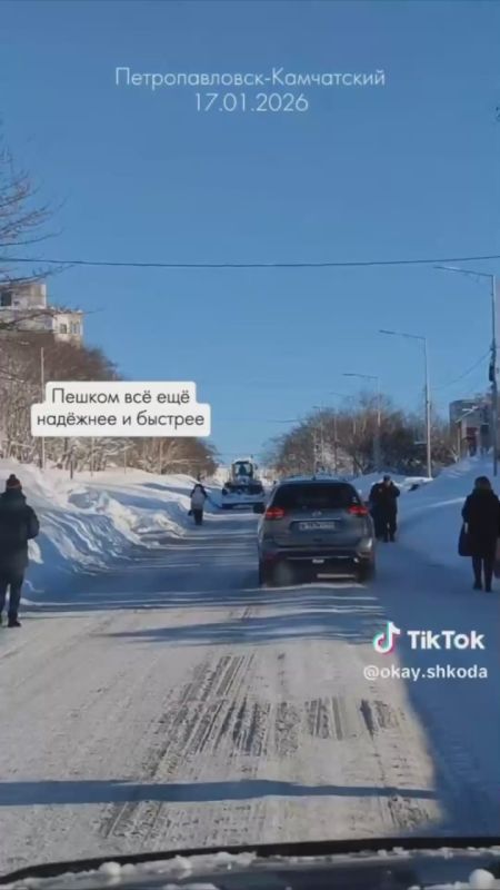 Частные дома и остановки по крыши в снегу, люди делают фото на огромных сугробах: жизнь в Петропавловске-Камчатском после нескольких циклонов подряд