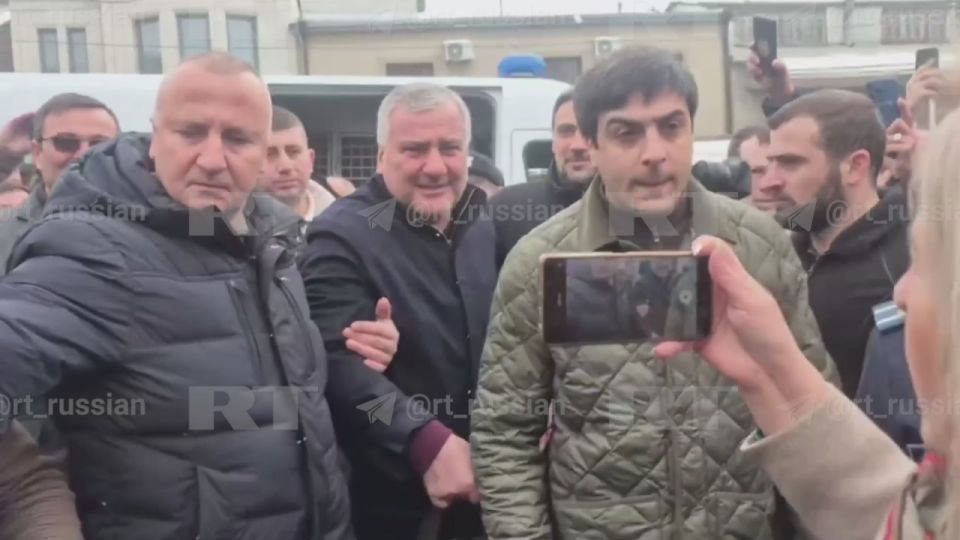 «Самвел! Самвел! Самвел!». Самвела Карапетяна выпустили из СИЗО