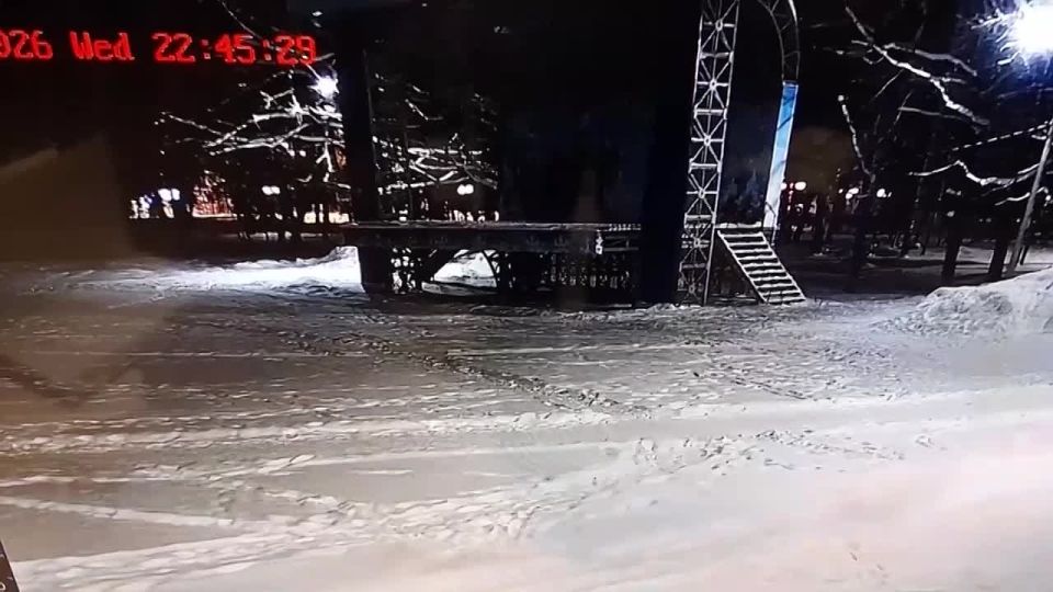 Во Ржеве водитель снегохода гонял по тротуарам и Аллее Героев