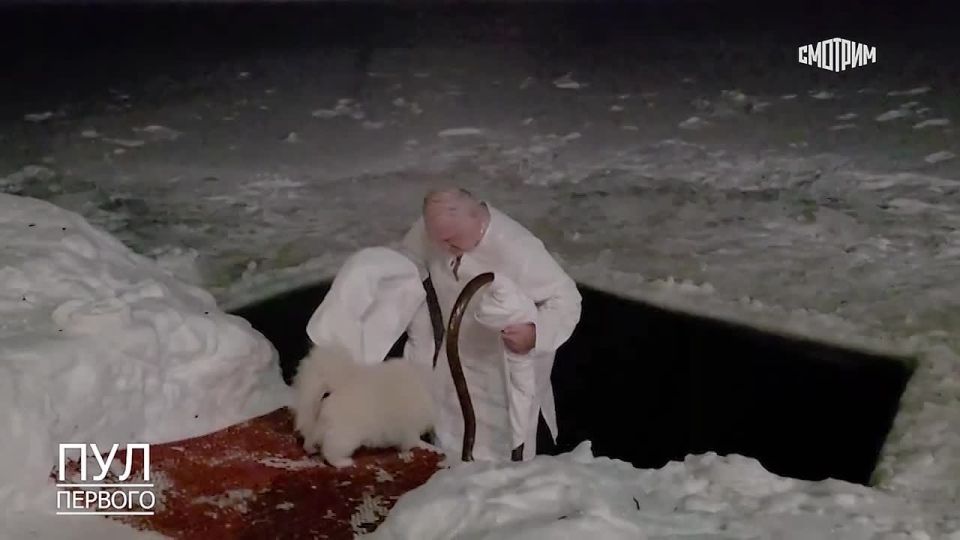 Александр Лукашенко окунулся в крещенскую купель в -15 градусов, пес Умка пытался хозяина "спасти", но окунаться отказался
