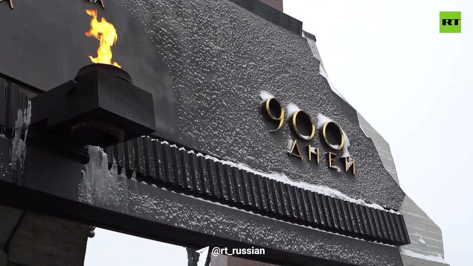 В Петербурге возложили цветы к Монументу героическим защитникам Ленинграда в честь 83-й годовщины прорыва блокады