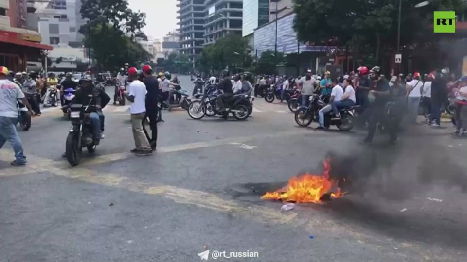 Сделал ставку на уличные протесты, пытался провозгласить себя временным президентом Венесуэлы, но так и не смог сыграть эту роль