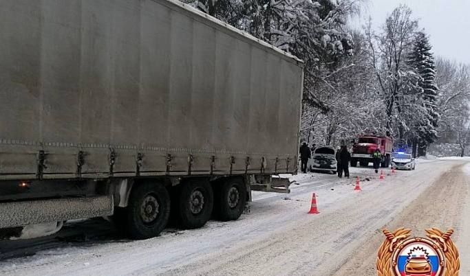 В Торжокском округе в результате ДТП погибла женщина и двое человек получили травмы