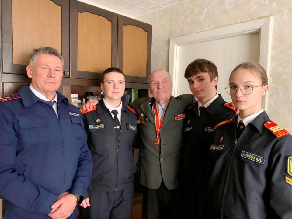Сотрудник следственного управления и кадеты поздравили ветерана следственных органов с 15-летием СК России