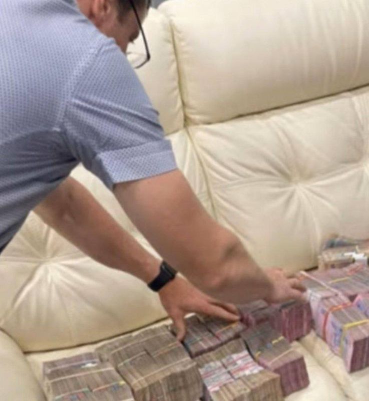 НАБУ возбудило уголовное дело о получении незаконной выгоды экс-чиновниками СБУ, пишут украинские СМИ