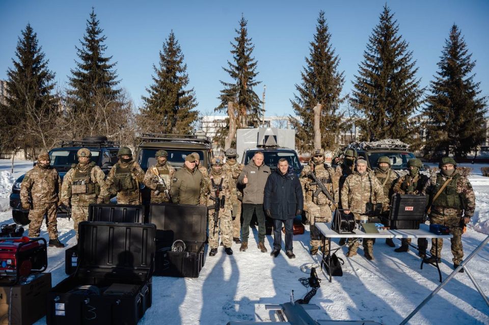 Александр Хинштейн: Укрепляя Курский рубеж. «Единая Россия» и фонд «Наша правда» передали бригаде «БАРС-Курск» очередную партию новых автомобилей и оборудования