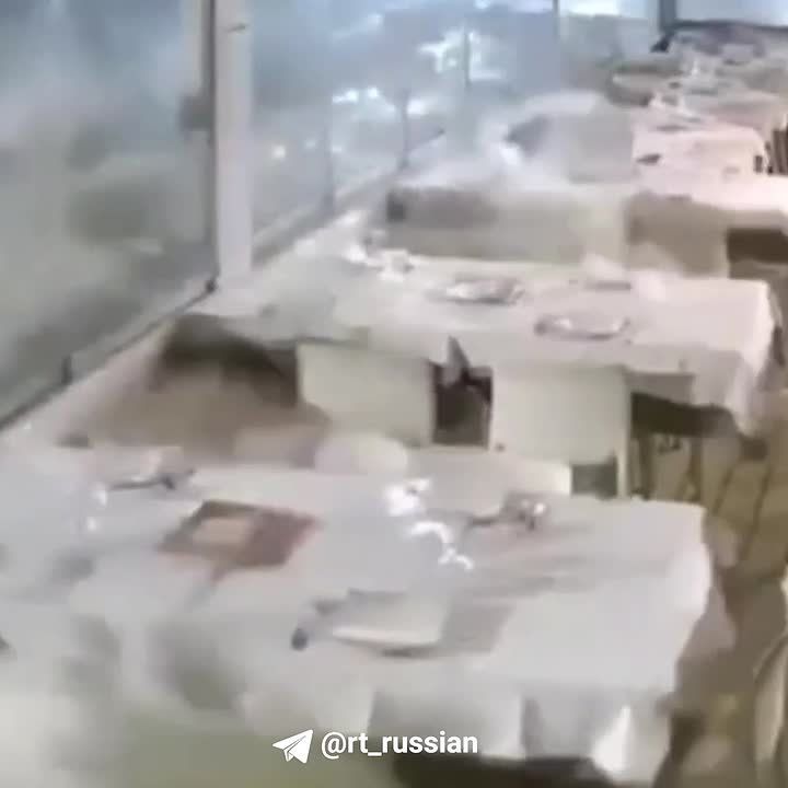 Волны высотой в три этажа и затопленные улицы: на Сицилию обрушился разрушительный шторм «Гарри»