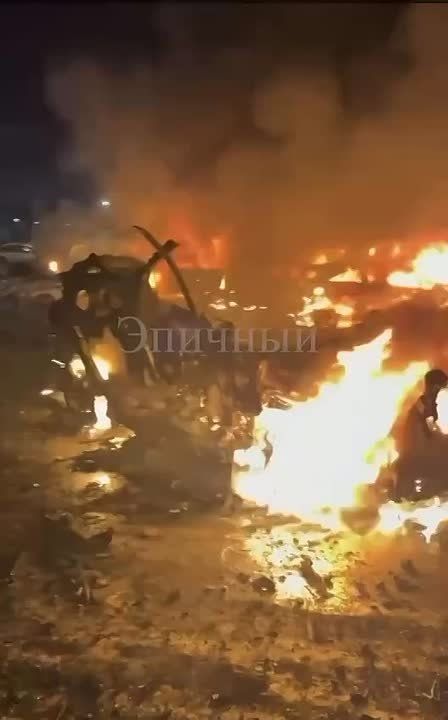 Около десяти машин горят во дворе ЖК после прилёта в посёлке Новая Адыгея, сообщают очевидцы и публикуют кадры