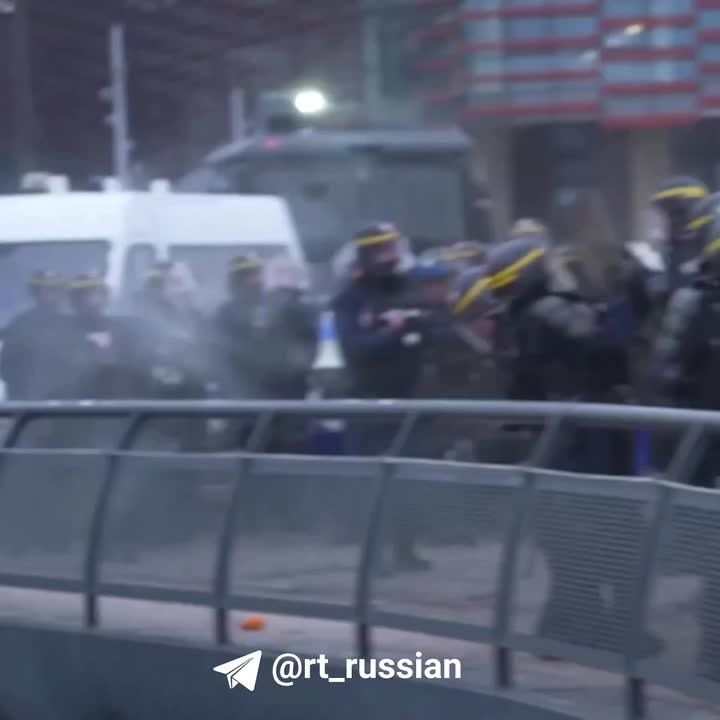 Пока Макрон в Давосе говорит о «мире без правил», у него дома фермеры вновь вышли на протесты