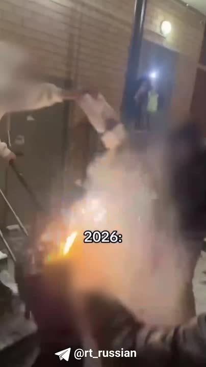 В сети расходится видео: пишут, что девочку-подростка на дне рождения осыпали сахарной пудрой и подожгли