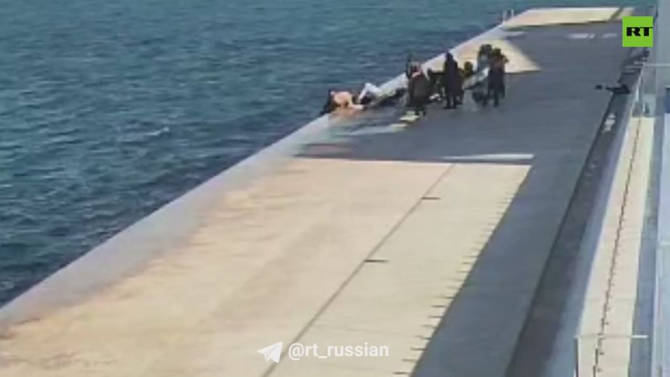 В Севастополе прохожие спасли подростка, который упал в море
