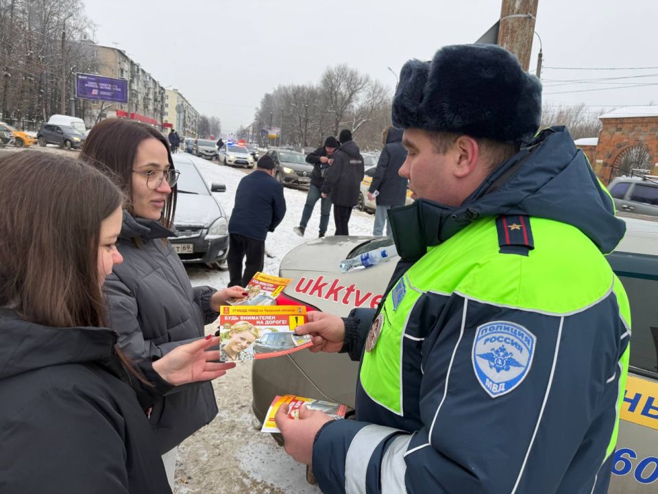 Тверские автоинспекторы провели беседу по Правилам дорожного движения с кандидатами в водители одной из автошкол