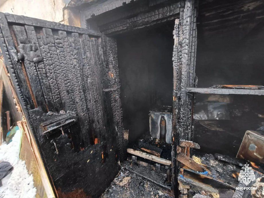 В поселке Тверской области в горевшей хозпостройке нашли труп