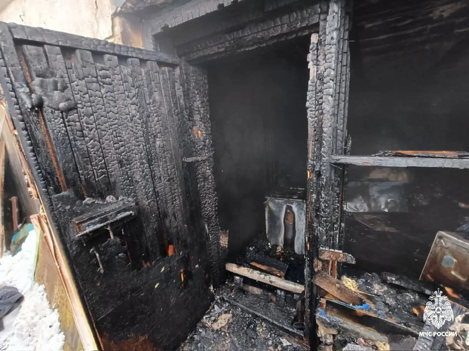 В поселке Тверской области в горевшей хозпостройке нашли труп