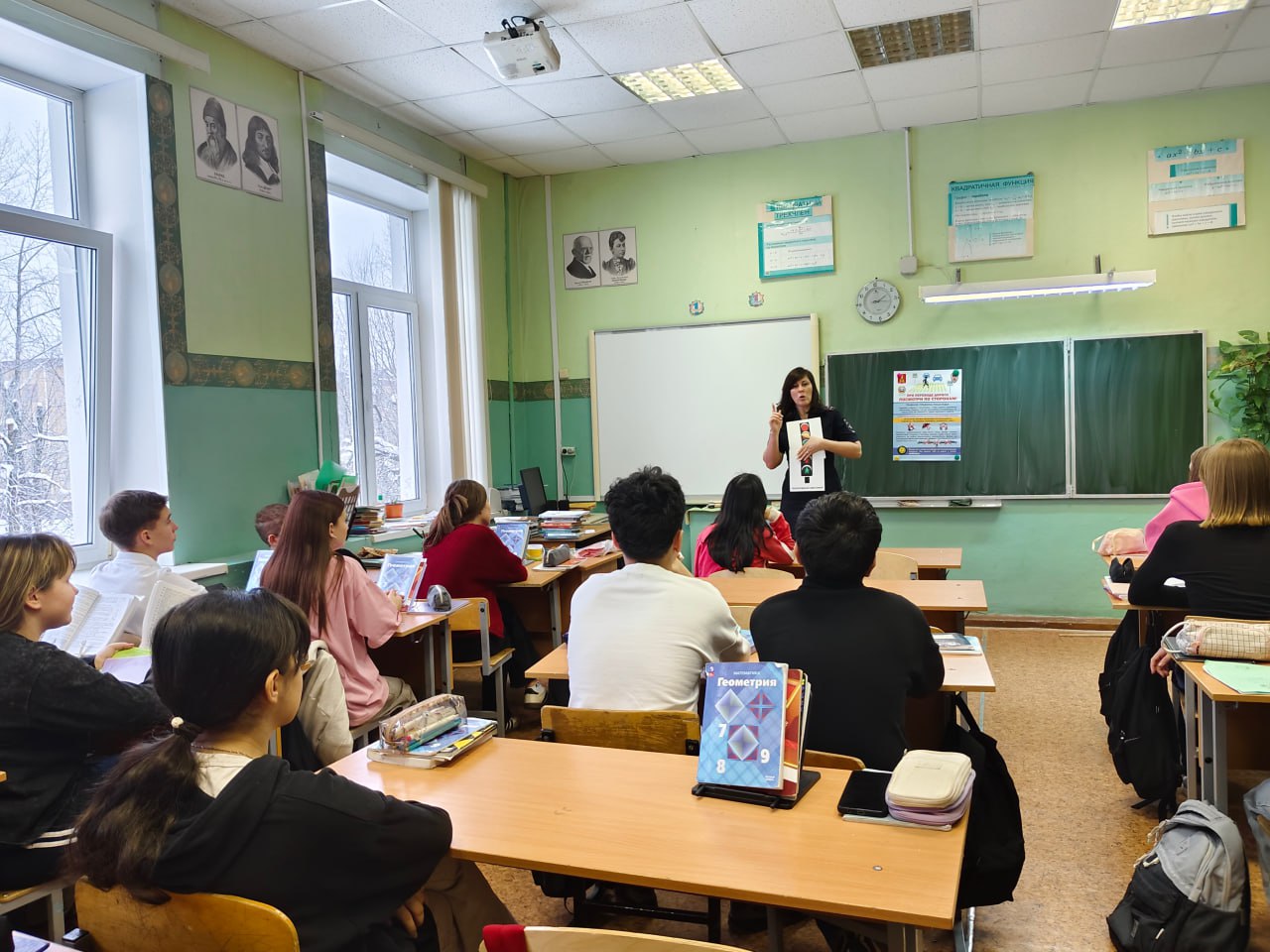 Сотрудники Госавтоинспекции города Твери провели занятия для учеников МБОУ ООШ 28 по безопасности дорожного движения - «Моя безопасность на дороге» Сотрудники Госавтоинспекции города Твери провели занятия для учеников МБОУ ООШ 28 по безопасности дорожного движения - «Моя безопасность на дороге»