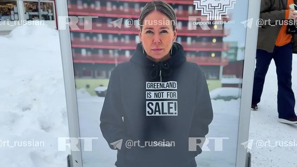 «Гренландия не продаётся»: такие стикеры и баннеры появились на улицах Нуука — столицы острова, передаёт с места корр RT Шарлотта Дубенски