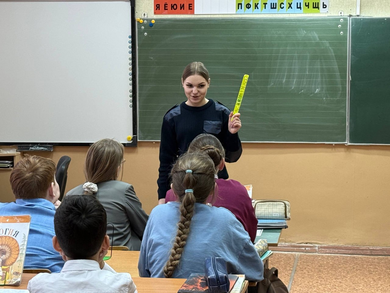 Сотрудники Госавтоинспекции города Твери провели занятия для учеников МБОУ ООШ 28 по безопасности дорожного движения - «Моя безопасность на дороге» Сотрудники Госавтоинспекции города Твери провели занятия для учеников МБОУ ООШ 28 по безопасности дорожного движения - «Моя безопасность на дороге»