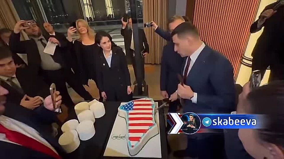 Американские конгрессмены отмечали год правления Трампа тортом в виде Гренландии