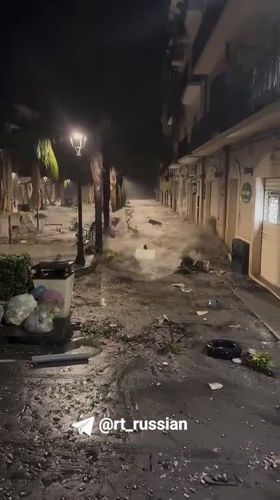 «Мадонна! Мадонна!». Новые кадры разрушительного потопа на Сицилии: поток воды сносит всё подряд на улицах
