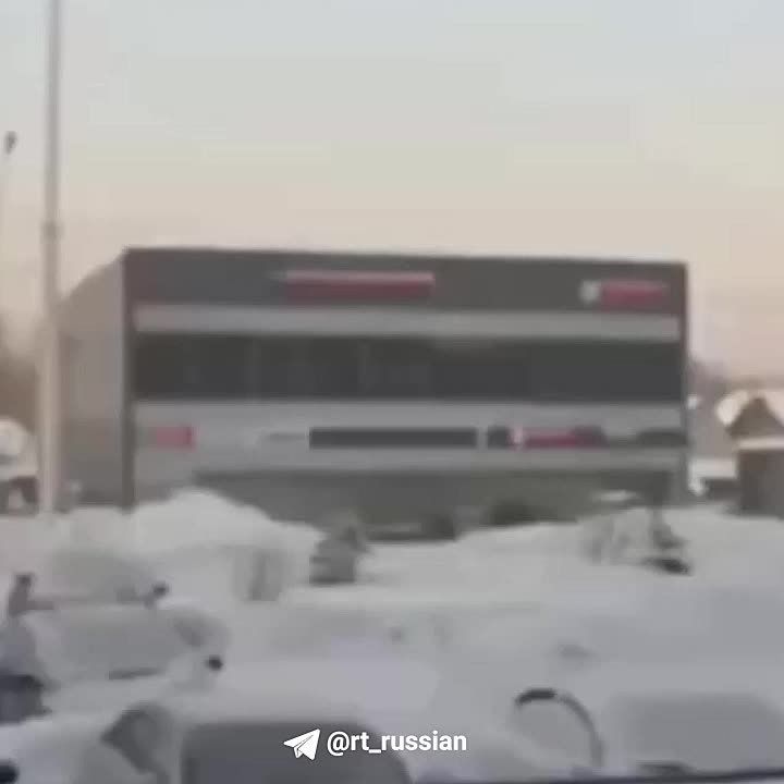 Крыша ТЦ в Новосибирске «сложилась» на глазах у прохожих