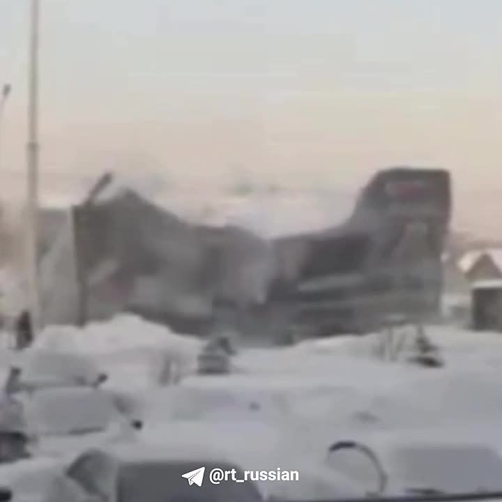 Несколько человек могут находиться под завалами рухнувшего ТЦ в Новосибирске, сообщает местное МЧС