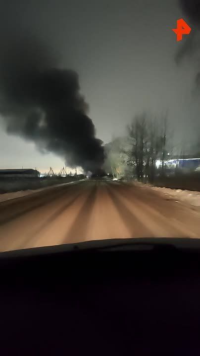 Ангар на тысячу "квадратов" горит в Ленобласти, сообщили в МЧС по региону