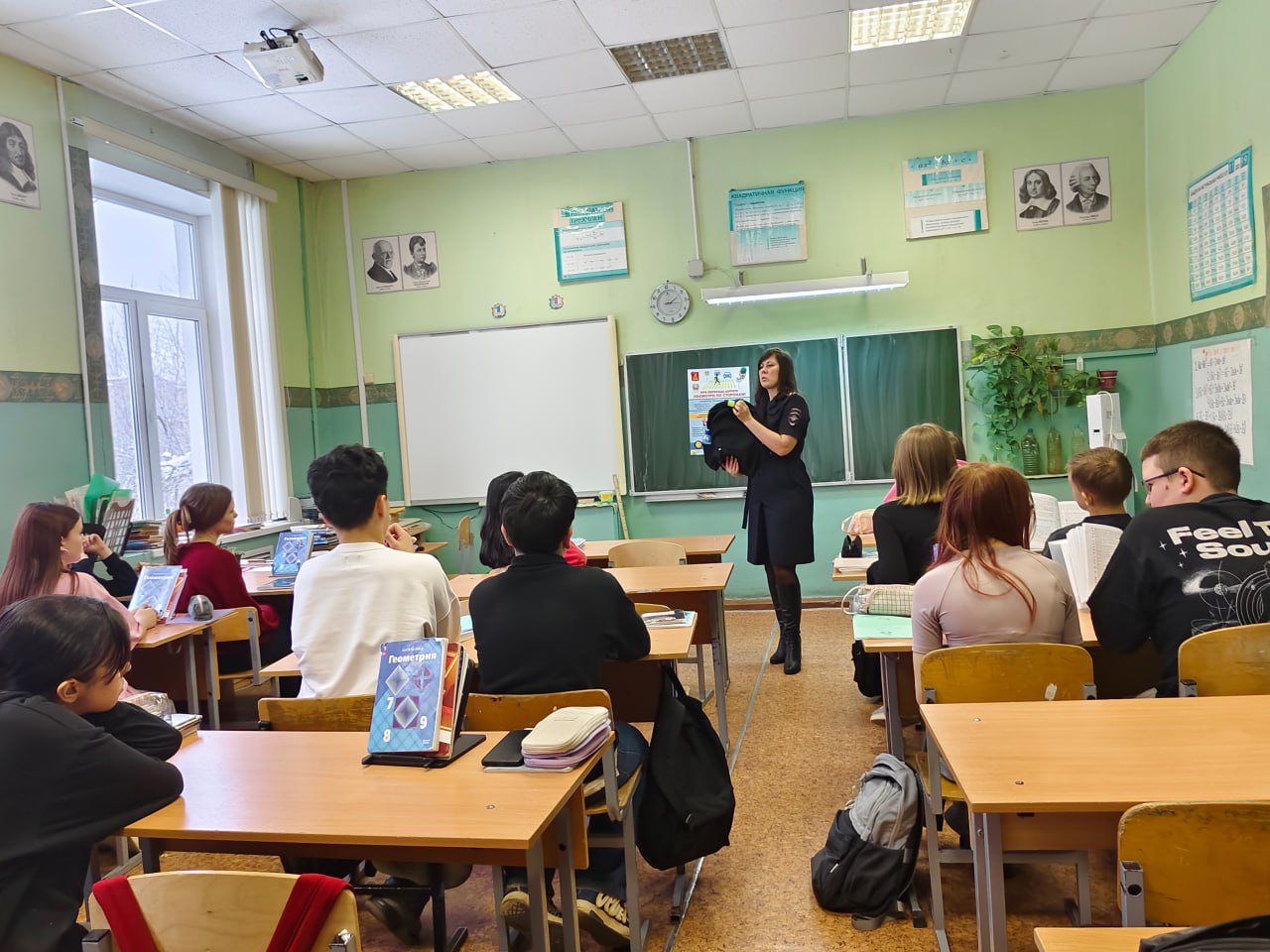 Сотрудники Госавтоинспекции города Твери провели занятия для учеников МБОУ ООШ 28 по безопасности дорожного движения - «Моя безопасность на дороге» Сотрудники Госавтоинспекции города Твери провели занятия для учеников МБОУ ООШ 28 по безопасности дорожного движения - «Моя безопасность на дороге»
