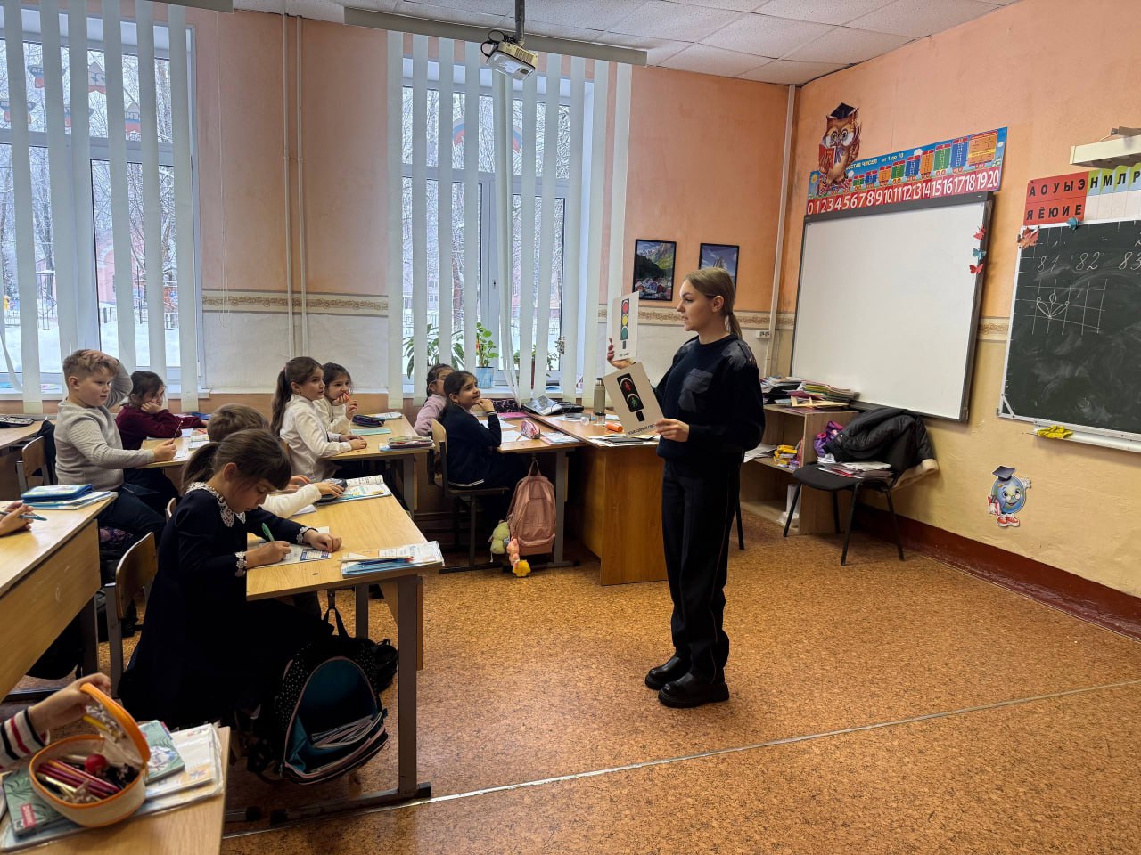 Сотрудники Госавтоинспекции города Твери провели занятия для учеников МБОУ ООШ 28 по безопасности дорожного движения - «Моя безопасность на дороге» Сотрудники Госавтоинспекции города Твери провели занятия для учеников МБОУ ООШ 28 по безопасности дорожного движения - «Моя безопасность на дороге»