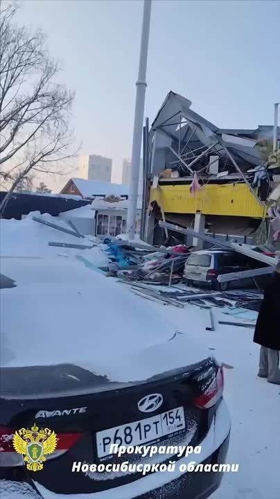 Спасатели вытащили женщину из-под завалов в новосибирском ТЦ, где обрушилась крыша, она жива, сообщили в МЧС России