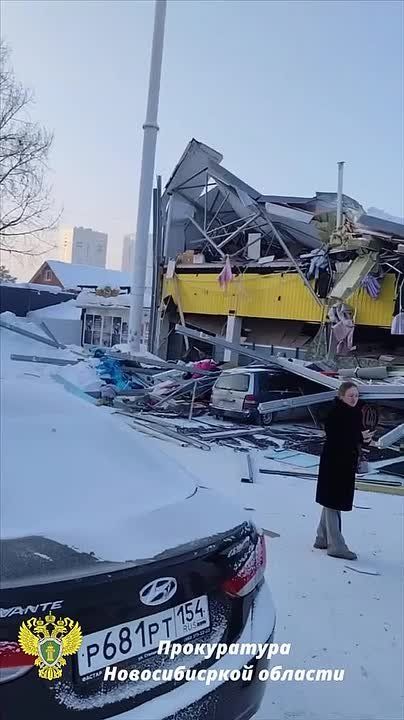 Крыша ТЦ, вероятно, обвалилась в Новосибирске под тяжестью снега