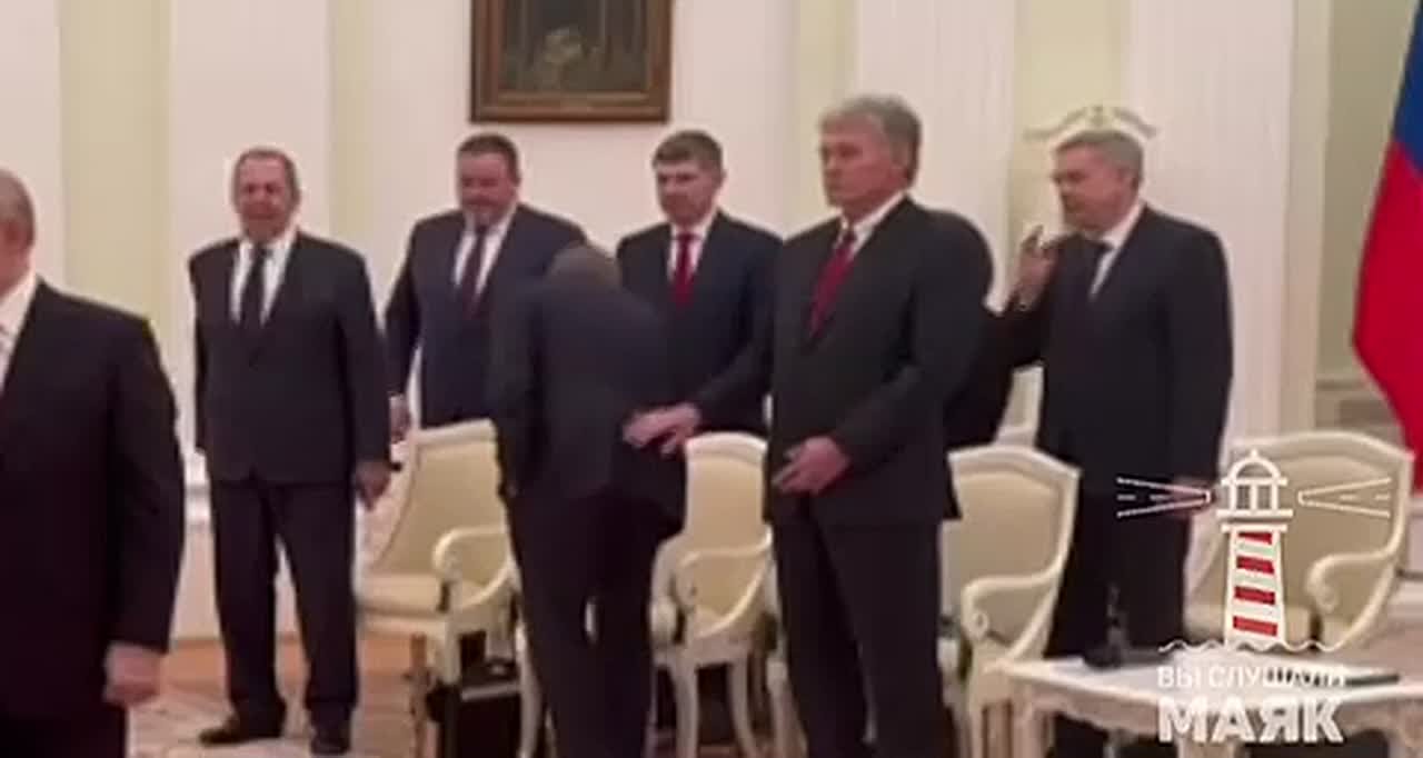 Песков тактично подсказал Ушакову, что гость уже пришел в зал